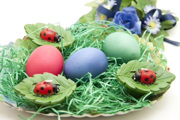 Osternest mit Blumen