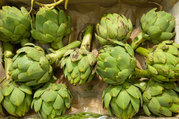 Obraz premium Artichauts sur l'étalage d'un supermarché (fruits et légumes fra