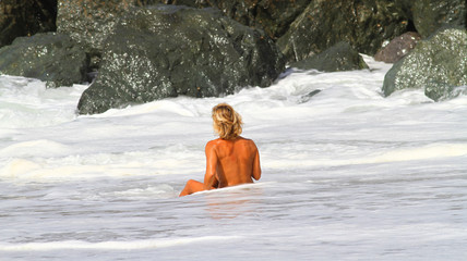 femme seule sur la plage