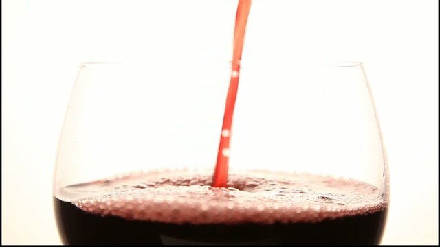 Wein eingie&szlig;en