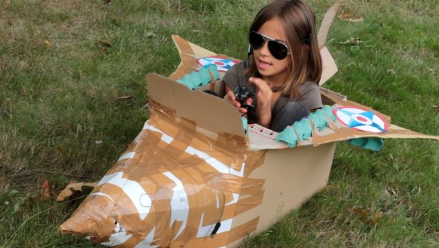 enfant au commande de son avion de chasse
