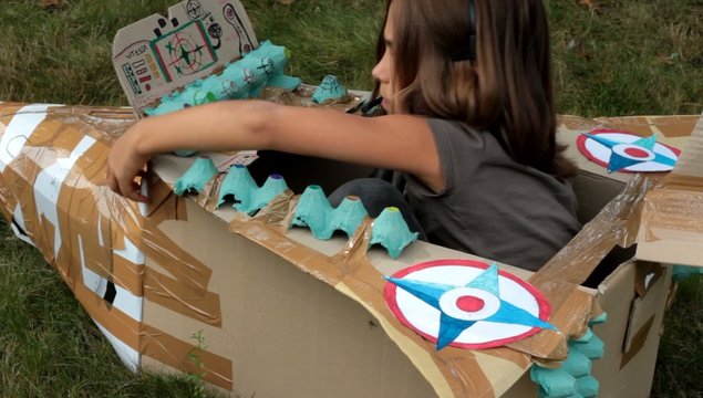 enfant au commande de son avion de chasse