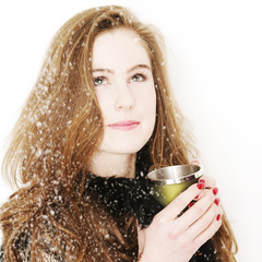 Frau mit Glühwein