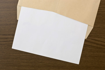 茶色の封筒と白紙