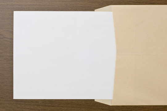 茶色の封筒と白紙