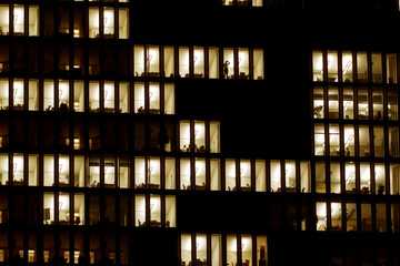 beleuchtete Fenster eines Bürogebäudes