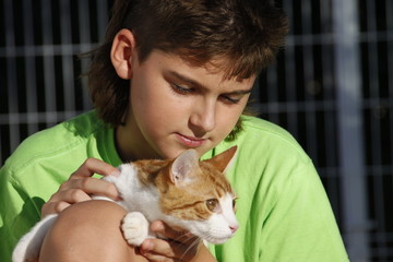 Obraz premium Teenager mit einer Katze