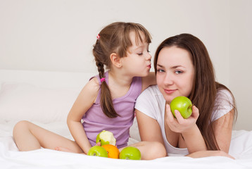 Fototapeta premium mother and daughter eat apples