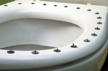 metall circle sharp buttons on the top of toilet