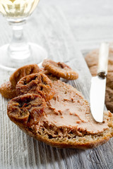 bread with paté and dried figs-paté e fichi
