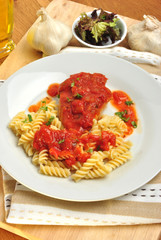 Nudeln mit Hühnchenbrust und Tomatensosse