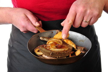Lammleber mit Zwiebelringen und Apfel