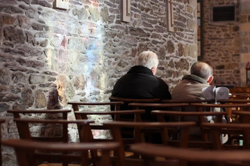 Fototapeta na wymiar retraités à la messe
