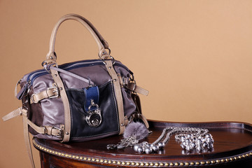 Italienische Reisehandtasche mit Schmuck