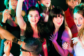 Freunde tanzen in Disco oder Club