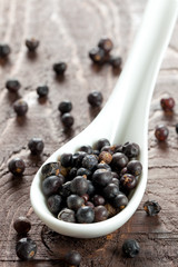Wacholderbeeren auf Löffel