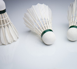 Fototapeta na wymiar Badminton lotki na białym tle. (Kolor stonowanych obraz)