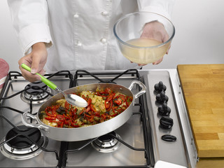 verser du bouillon de poisson sur le vivaneau