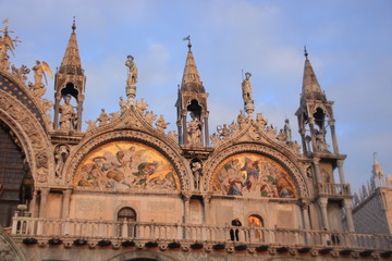 Fototapeta na wymiar le haut de la basilique