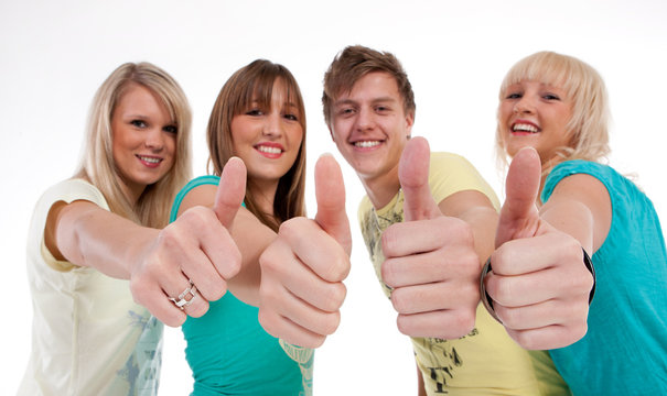 Teenager Gruppe Daumen zeigend