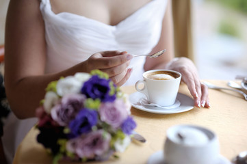 Obraz na płótnie Canvas Bride enjoying a cup of coffee