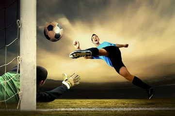 Foto op Plexiglas Schieten van voetballer en keeper © Andrii IURLOV