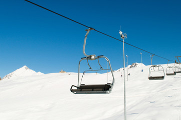 Fototapeta na wymiar Krzesła Wyciąg narciarski na jasny zimowy dzień