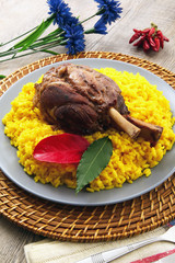 stinco di maiale con risotto allo zafferano