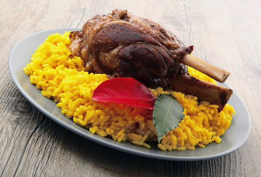 stinco di maiale con risotto allo zafferano