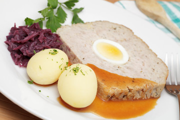 Hackbraten,Salzkartoffeln,Rotkohl