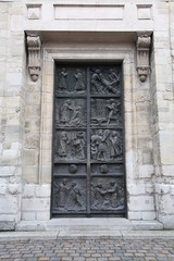 Fototapeta na wymiar porte de l'eglise saint pierre de montmartre a paris