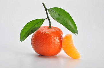 Mandarine mit bl&auml;ttern