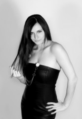 Fototapeta premium Sexy Lady im Schwarzen Lederkleid sw