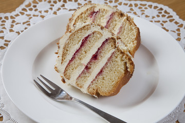 Teller mit Kuchenstücken, Frankfurter Kranz, Buttercremekuchen
