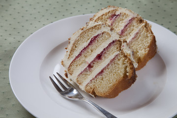 Teller mit Kuchenstücken, Frankfurter Kranz, Buttercremekuchen