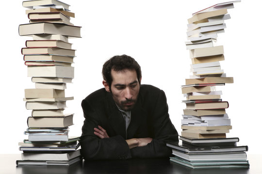 allievo o professore in mezzo a libri