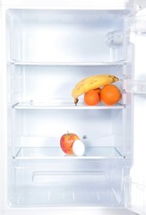 geöffneter Kühlschrank mit Früchten