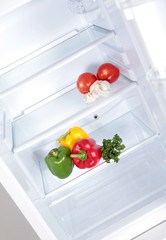 Gemüse in leerem Kühlschrank