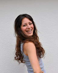 junge Frau lacht freundlich