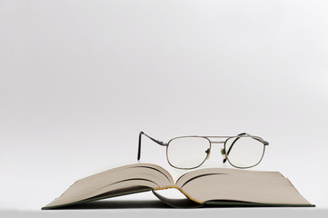 Brille auf einem Buch