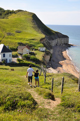 Randonneurs sur un sentier côtier, Normandie