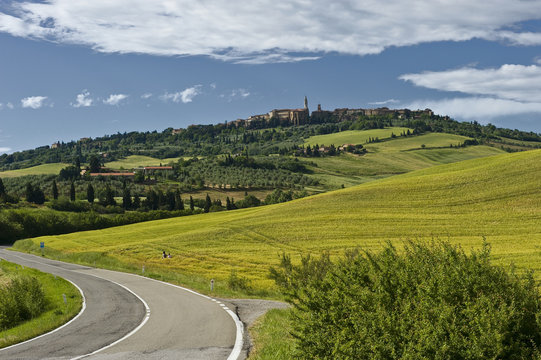 toscana pienza strada cielo nuvole prati