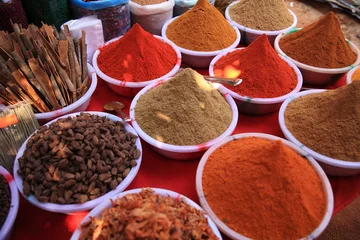 Crédence de cuisine en verre imprimé Inde Cooking spices in Indian market