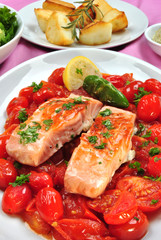 Lachs auf einem Tomatenbett