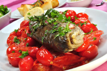 Forelle auf einem Tomatenbett