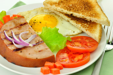 Sliced grilled ham with egg and vegetables