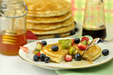 pancakes with maple syrup,honey and berries