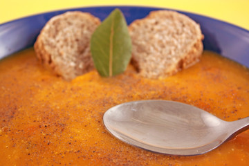 Cucchiaio su vellutata di zucca