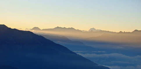 Premier rayon de soleil sur les Alpes