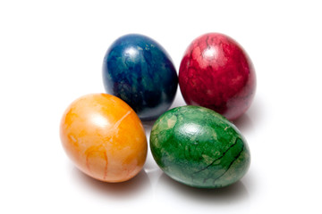 farbige Eier auf weissem Hintergrund